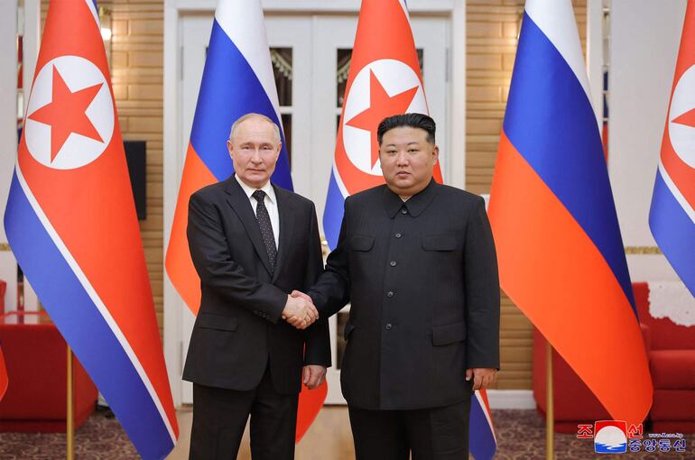 El presidente ruso Vladimir Putin (a la izquierda) y el líder norcoreano Kim Jong-un durante su reunión el pasado miércoles en Piongyang.