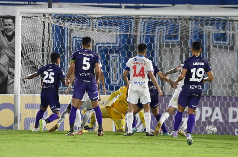 Momento del gol de Tacuary con el error de Antony Silva (amarillo), jugador de Nacional, en el partido por la décima fecha del torneo Apertura 2024 del fútbol paraguayo en el estadio Defensores del Chaco, en Asunción.