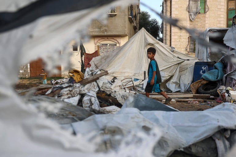 Un niño camina entre carpas destruidas en el campo de refugiados de Bureij, en el centro de la Franja de Gaza, el martes.