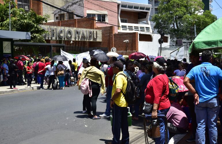 Mientras la entidad binacional espera definir su tarifa para el ejercicio 2024 y los gobiernos iniciar la revisión del Tratado de Itaipú, casi dos centenares de jóvenes continúan con sus movilizaciones en las calles de Asunción y Ciudad del Este en rechazo de lo que denuncian con desvinculación arbitraria de sus puestos de trabajo a los que accedieron  gracias a un concurso. 