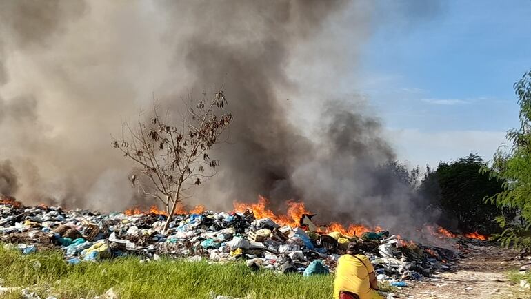 Arde en llamas el vertedero municipal de Pilar.