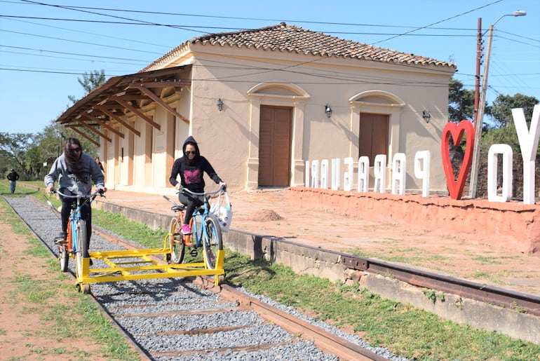 Pedalear por las vías del tren con la "Biciriel" atrae a los turistas en Paraguarí.