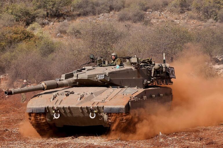 Un tanque israelí durante un ejercicio de entrenamiento en Galilea, cerca de la frontera con Líbano, el martes.