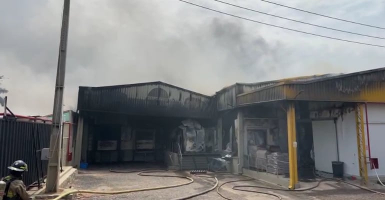 Incendio de grandes proporciones fue controlado en planta avícola Pechugón.