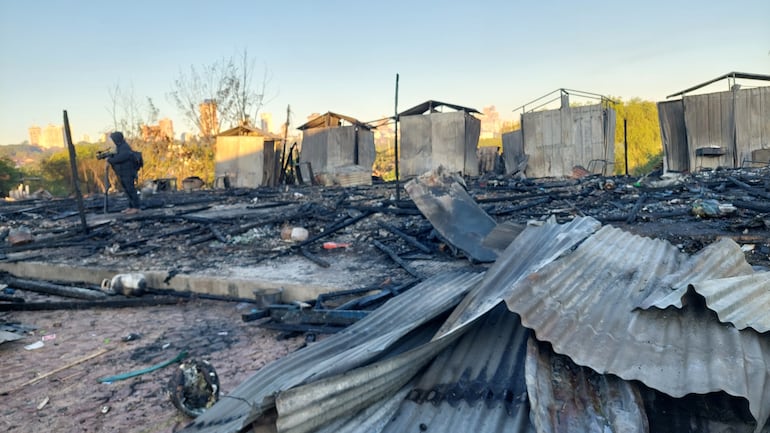 Así quedó la zona del gran incendio que afectó a 37 precarias casitas en zona Costanera de Asunción.