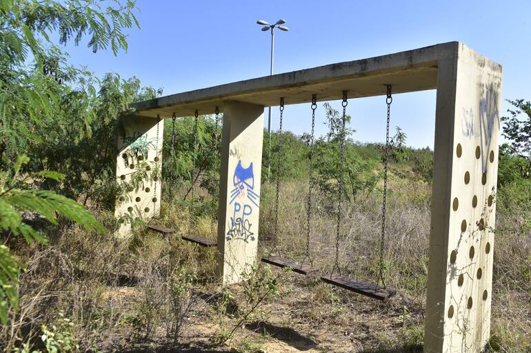 Las hamacas del Parque de la Solidaridad con espesa vegetación en todos sus rincones. La imagen se tomó ayer a las 9:05.