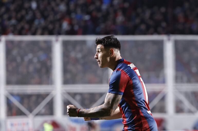 Adam Bareiro de San Lorenzo celebra su gol en un partido de los octavos de final de la Copa Sudamericana entre San Lorenzo y Sao Paulo en el estadio Pedro Bidegain en Buenos Aires (Argentina).