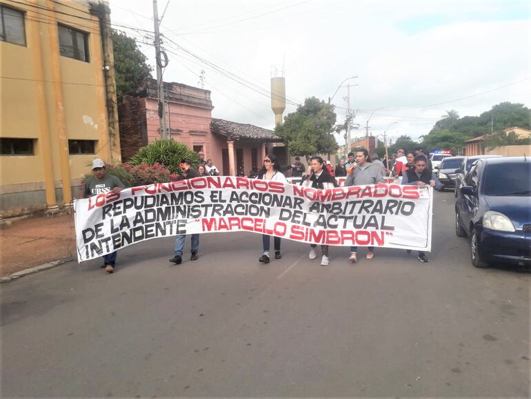 Con marcha y manifestación pacífica funcionarios municipales piden reconsideración del sumario que les afecta.