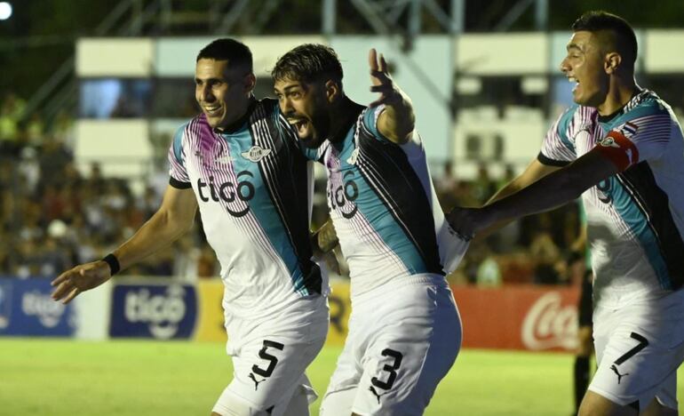 Alexander Barboza (c), jugador de Libertad, celebra su gol ante el Sportivo Trinidense en la final de la Copa Paraguay, junto a Diego Viera (i) y Óscar Cardozo (d).