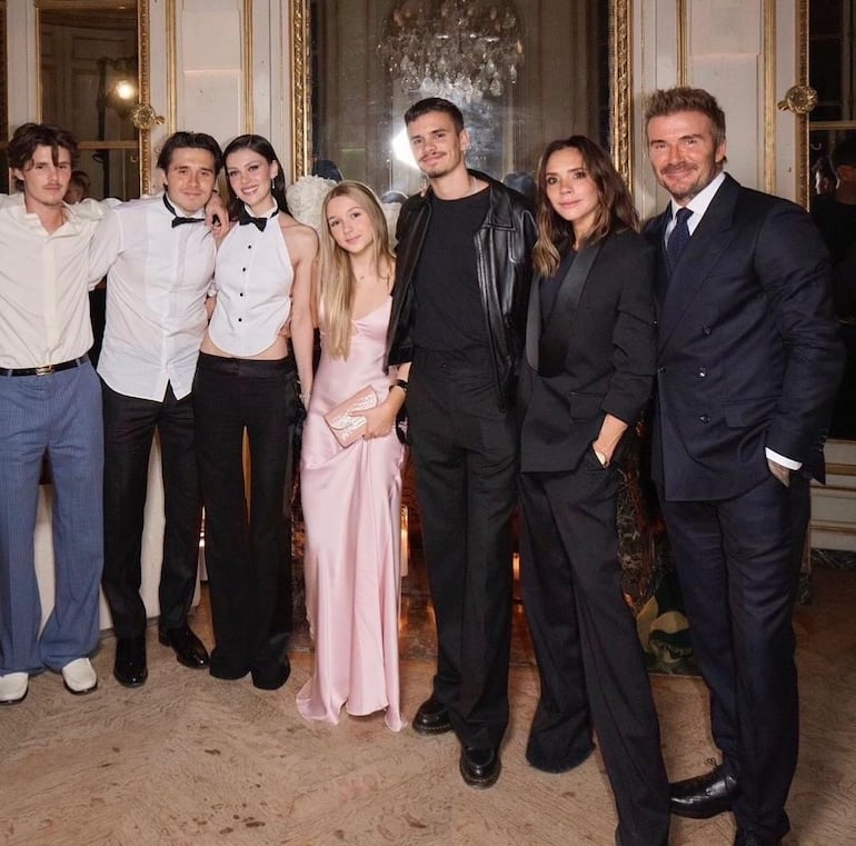 La diseñadora Victoria Beckham rodeada del amor de su familia compuesta por David Beckham, sus hijos Brooklyn, Romeo, Cruz y Harper, y su nuera Nicola Peltz. (Instagram/Victoria Beckham)