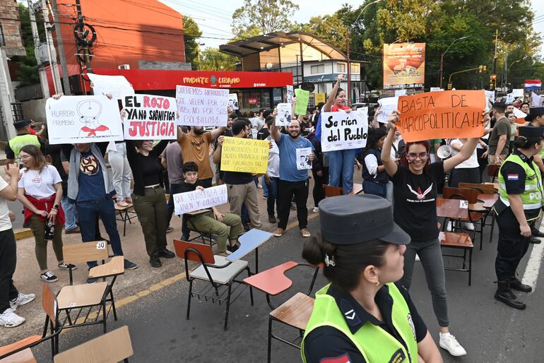 Protesta de estudiantes de la Universidad Nacional de Asunción