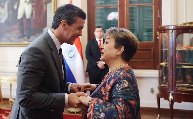 El presidente de la República, Santiago Peña, saluda a la directora gerente del FMI, Kristalina Georgieva.