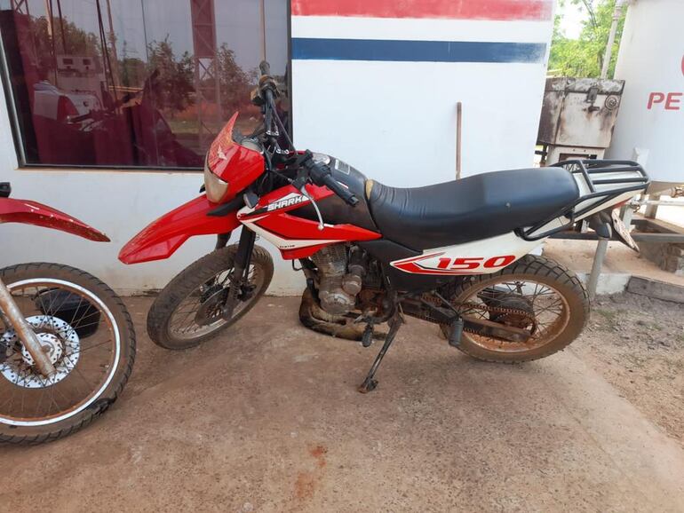 Una motocicleta roja con arena en las ruedas al ser utilizada en caminos de tierra. En esta moto se movilizaban las mujeres que cayeron tras impactar contra unos animales.