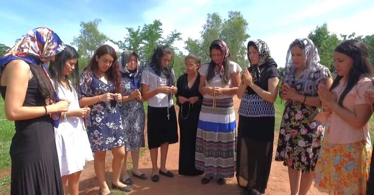 Las vecinas de la familia Ríos oraban para encontrar a la niña desaparecida en Caapucumí.