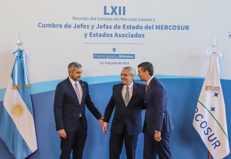 Imagen de la cumbre del Mercosur realizada en Puerto Iguazú este 3 y 4 del corriente, donde participaron el presidente actual y el electo de nuestro país, que en la foto aparecen con el presidente de la Argentina, Alberto Fernández.