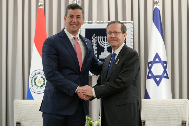 El presidente Santiago Peña (a la derecha) con su homólogo israelí Isaac Herzog, este miércoles en Jerusalén.