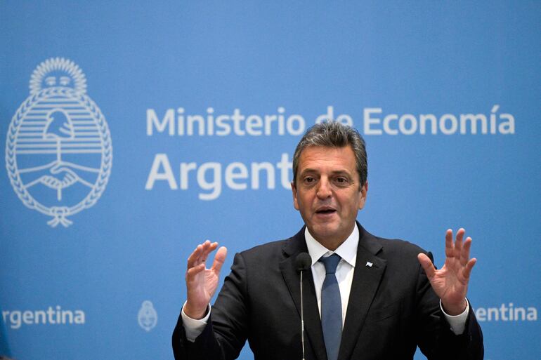 El ministro de Economía de Argentina, Sergio Massa, anunció la entrada en vigencia del nuevo "dólar diferencial". (AFP)