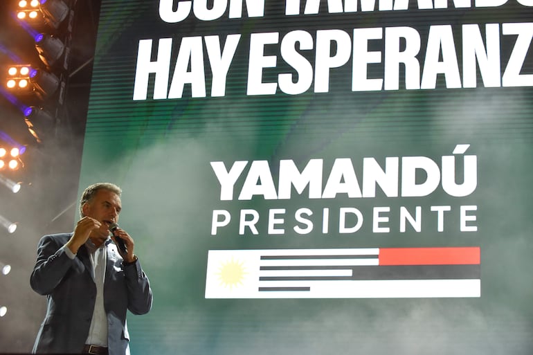 Yamandú Orsi, candidato a la presidencia por el Frente Amplio, participa de un acto realizado en el Parque Batlle este martes, en la ciudad de Montevideo (Uruguay).