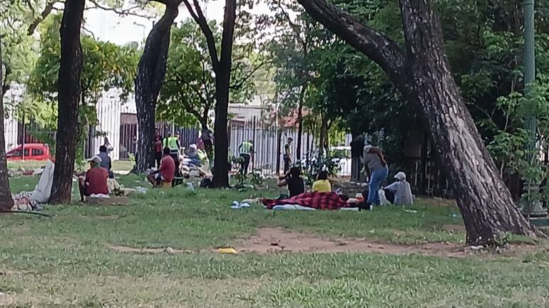 Niños y adultos mayores pasaron la noche en la Plaza Uruguaya. Los demás permanecen en la vereda del Indert.