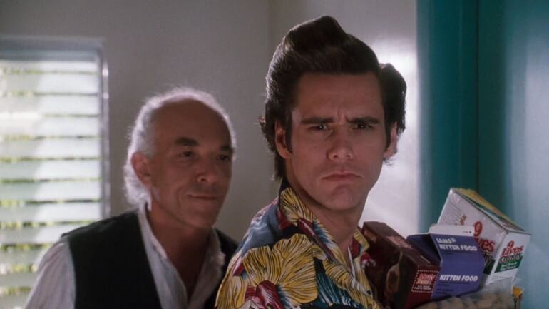 Mark Margolis junto a Jim Carrey en una escena de la comedia "Ace Ventura: detective de mascotas".