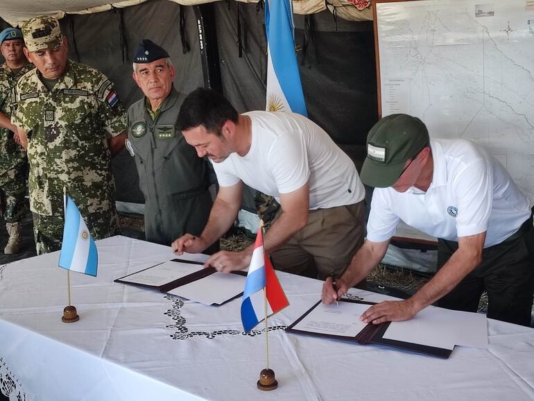 Ministros de Defensa de la República Argentina, Luis Petri,  y de la República del Paraguay, Óscar González, firmaron la "Declaración de Clorinda".