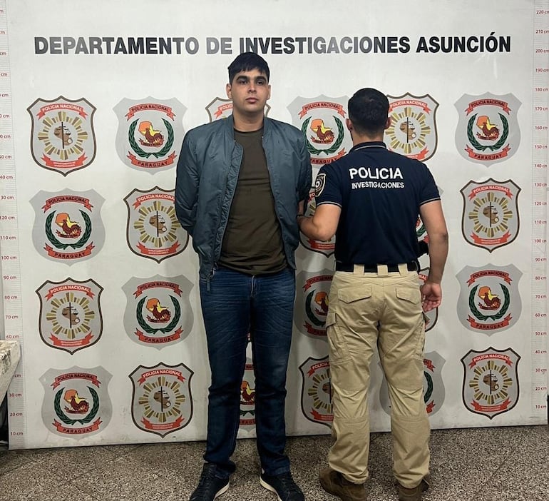 El presunto agresor de Dahiana Benítez (20) en el bar Kingfish de Asunción, identificado como Elián Fernando Tomás Torres López, se entregó este martes.