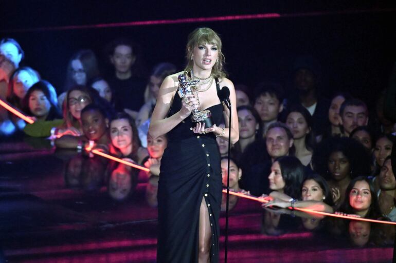 Taylor Swift acepta el premio a la canción del año por "Anti-Hero" durante los MTV Video Music Awards, el martes en Nueva York.