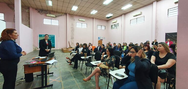 La ministra de la Mujer, Cynthia Figueredo (izquierda) durante la reunión en Ciudad del Este.