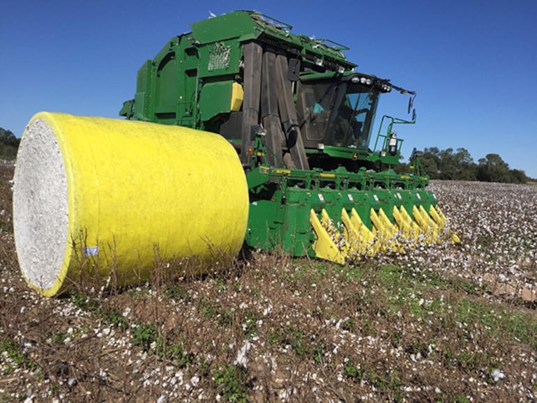 Imponente cosechadora y embolsadora de algodón adquirida por los productores del Chaco, para realizar sus trabajos apuntando siempre a una mayor producción con el uso de la tecnología en campo.