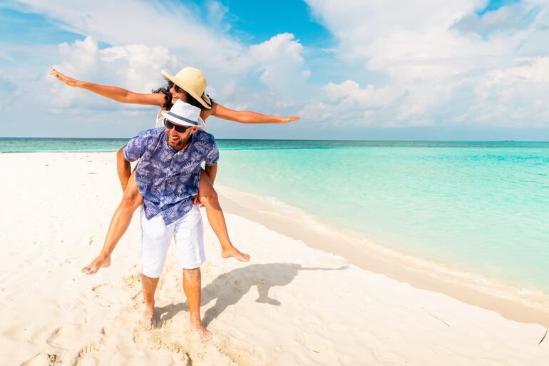 Pareja de vacaciones en el mar.