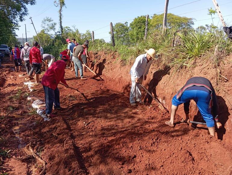 Vecinos reparan camino vecinal en la compañía Cerro Icé de Acahay.