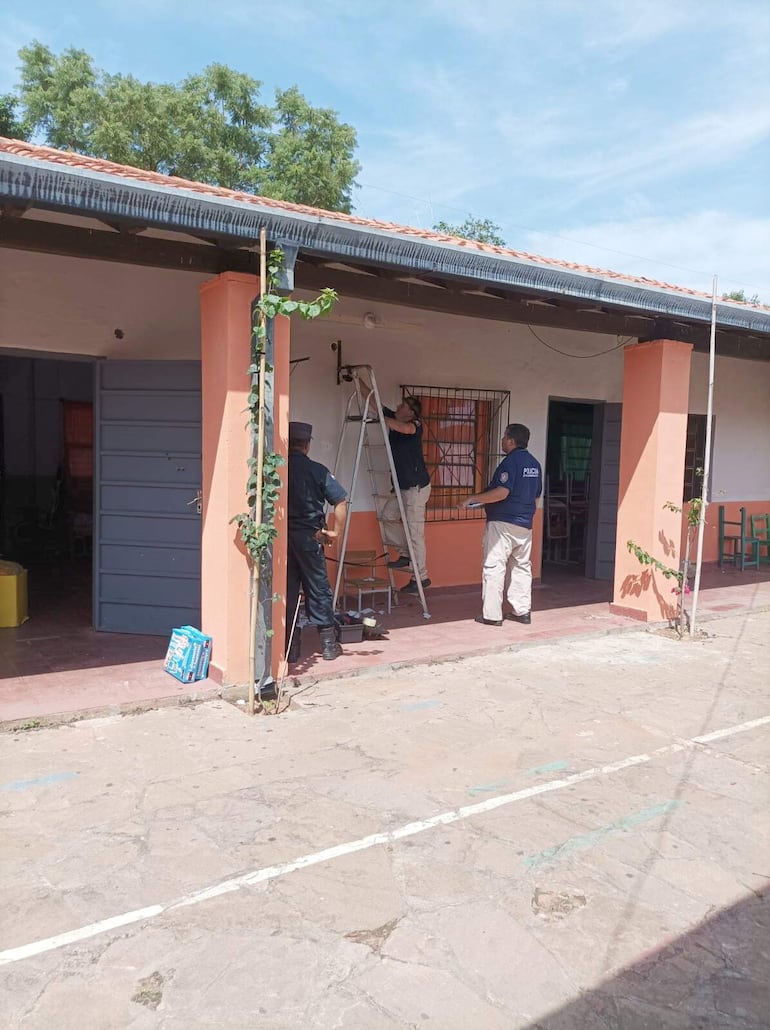 Efectivos policiales de Criminalística realizando el trabajo de campo para analizar posibles evidencias. 