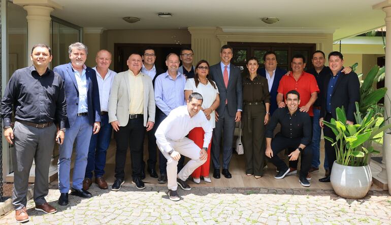 Los gobernadores junto con el Presidente Santiago Peña. En la foto están 15 de los 17 jefes departamentales.