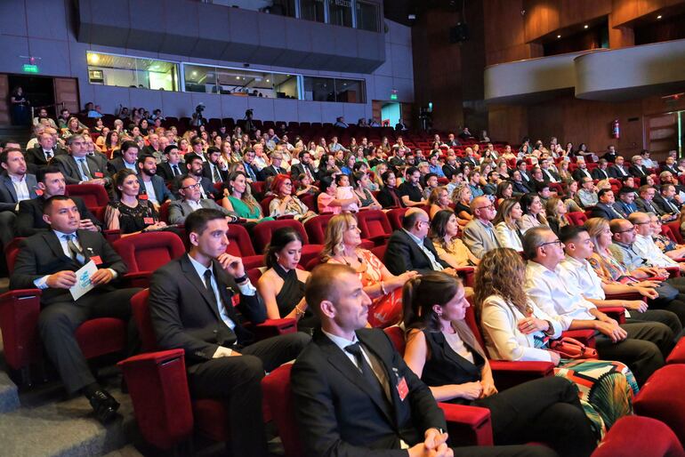 Los asistentes de la entrega de Premios Adec 2023, en el teatro del BCP