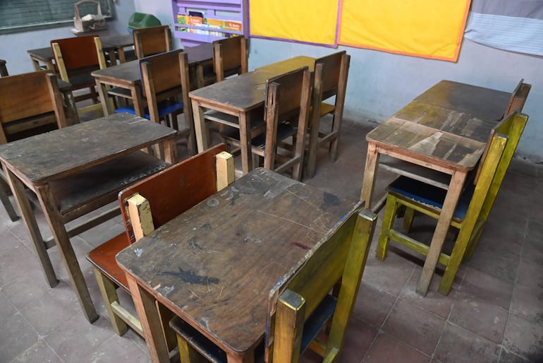 Muebles en mal estado, paredes y pisos muy antiguos, se observan en la escuela Sotero Colmán, del bañado Sur, en Asunción.