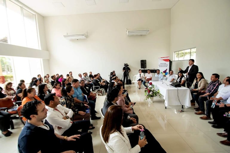 Sectores educativos, autoridades municipales y de la Gobernación de Caazapá participaron del lanzamiento del proyecto experimental "Mi Primer Libro".