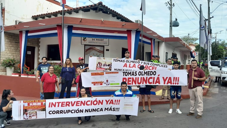 Un grupo de ciudadanos de Ñemby se manifestó en la tarde de hoy frente a la municipalidad para exigir la intervención de la administración del intendente colorado, Tomás Olmedo.