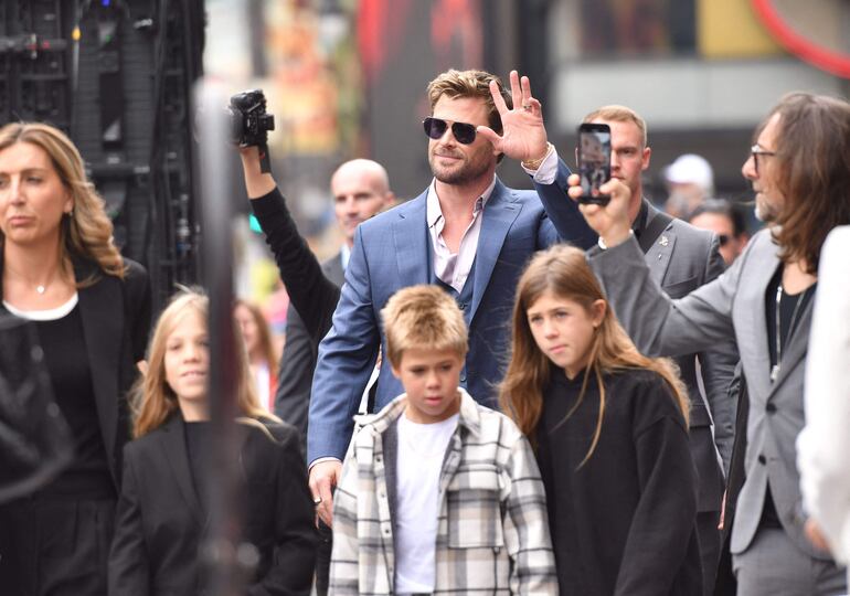 Chris Hemsworth estuvo acompañado de su esposa e hijos en la ceremonia de descubrimiento de su estrella en el Paseo de la Fama. (Chris DELMAS / AFP)