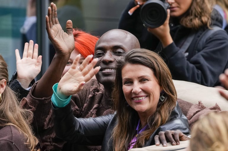 La princesa noruega Marta Luisa y su pareja, el empresario estadounidense Durek Verrett, llegaron ayer a la aldea de Geiranger, al oeste de Noruega, donde hoy se casarán en el Hotel Union. (EFE/EPA/CORNELIUS POPPE NORWAY)
