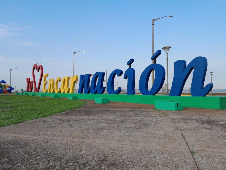 Parque con letrero de "Yo Amo Encarnación" en la Costanera República del Paraguay.