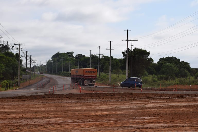 Un camión carguero se desvía hacia la ciudad de Abaí.

