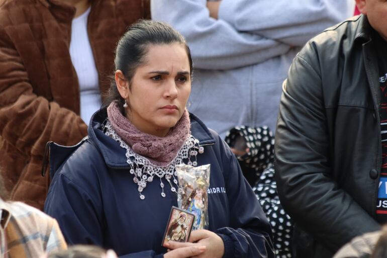 Los feligreses acuden cada uno con sus imágenes para ser bendecidos.