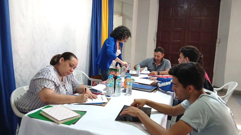 personas reunidas en una entrevista de trabajo