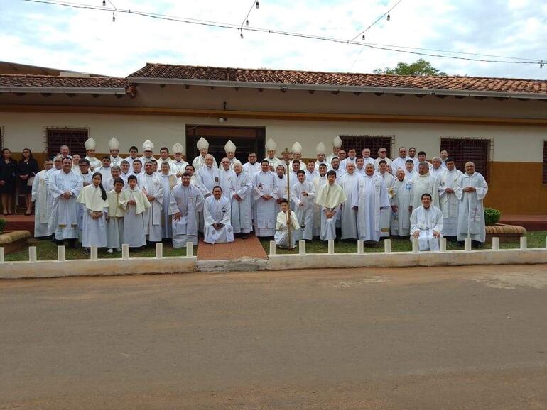 Obispos y sacerdotes que llegaron de diferentes Diócesis para concelebrar la santa misa presidida por el nuncio Vicenzo Turturro.