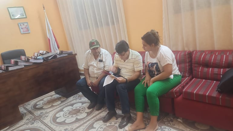 La concejal Cuevas en el despacho del intendente Hilario Adorno "verificando la rendición de cuentas". Foto publicada en las redes del jefe comunal.