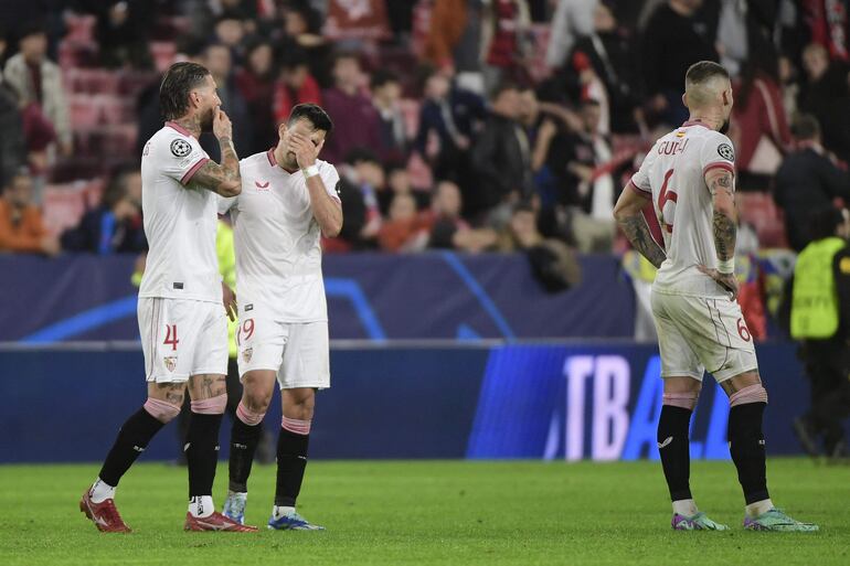 Los futbolistas del Sevilla lamentan la derrota ante el PSV y eliminación de la Champions League en el estadio Ramón Sánchez-Pizjuán, en Sevilla, España.