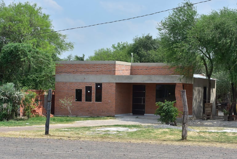 Una de la casas de “sin tierras” en el asentamiento formado donde funcionaba el  aeródromo.