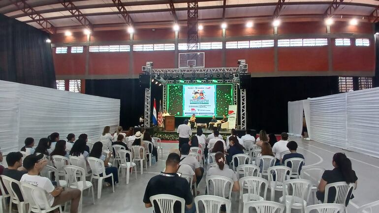 Charlas y capacitaciones en la Feria de Libro y Ciencia "Caaguazú Lee".