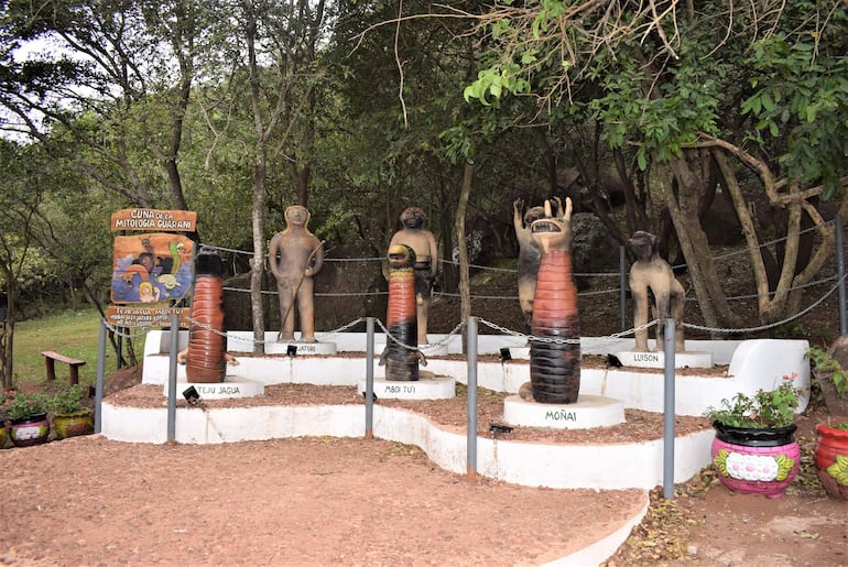 Al pie del Cerro Yaguarón se pueden apreciar el monumento de la mitología guaraní.