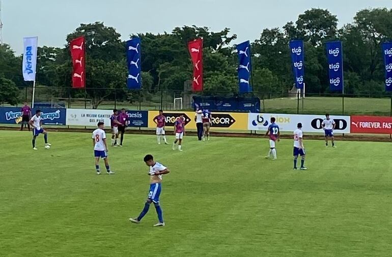 Lucas Quintana, futbolista de Cerro Porteño, es retirado del campo de juego por un médico del club.